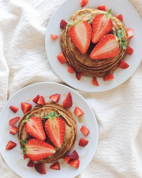 It’s #pancakesunday in the Curls'n'Chard household! Gluten free super fluffy pancakes with str