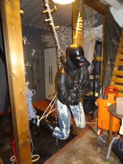 1bondagemaster:  SKINHEAD in DUNGEON!!!!