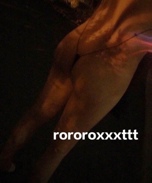 rororoxxxttt:其实这样穿不管周围有没有人都超级刺激～