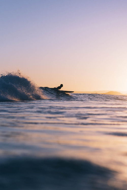 Silhouettes of Snapper Rock ‍♀️www.noaddedlight.com / Instagram @kalle.lundholm