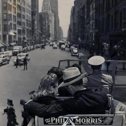 fuckyeahvintage-retro:  A romantic couple on the upper deck of a bus. New York City, 1943. 