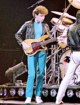 im-happy-at-home: deacydeac: allthe-queens-men: samanthabarks: #a look @deacydeac he’s doing t