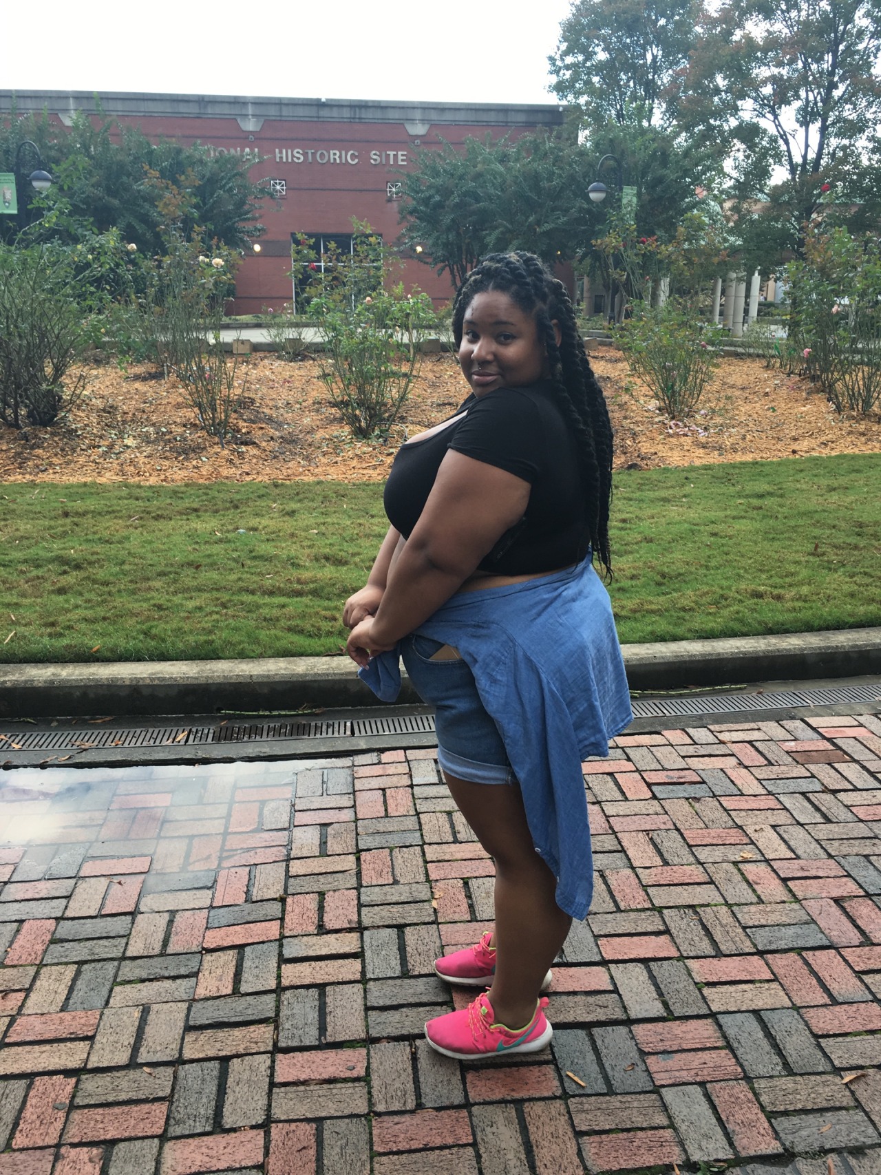 redlipsmwauh:  Being fat and beautiful in Atlanta ✨  Photo creds: @thickthighzmelanin
