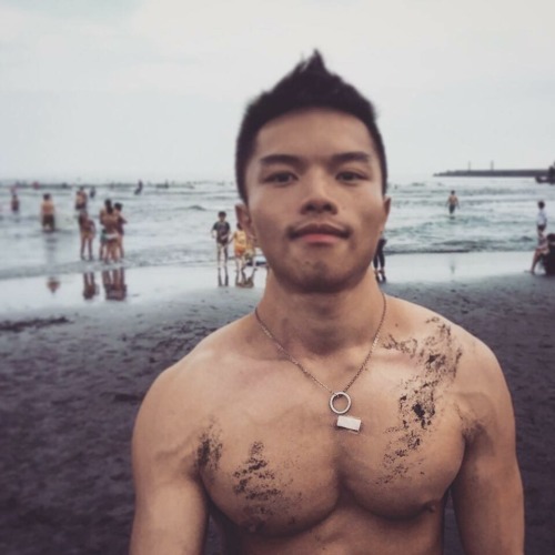fuckyeahfuckstory: markmax548:   【 jd 】＿  台北天菜＿178/70/30～求他屌照～  hot!