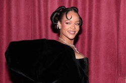softestaura:Rihanna wearing custom Schiaparelli Couture at the 2023 Golden Globes 