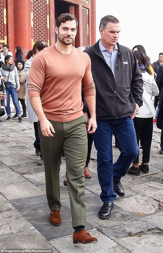 Can we just talk about how thicc Henry Cavill is !!????