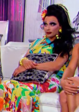 theofficialcunt: molestialseasonings:  Why does Bianca ALWAYS sit with a pillow?        She said in an interview awhile back that she sat with a pillow to prevent herself from strangling the other queens 😂 