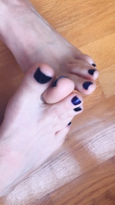 kissabletoes:  I’m really good at gripping around things with my pretty toes 😉