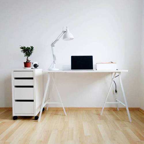 minimaldesks:
“Super clean, white, and minimal workspace by Peter Muller
”