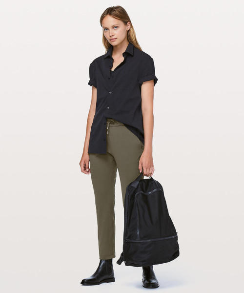 ✓ Black button down✓ Dark Green / Khaki Pant✓ Black Chelsea Boots✓ Black Backpack