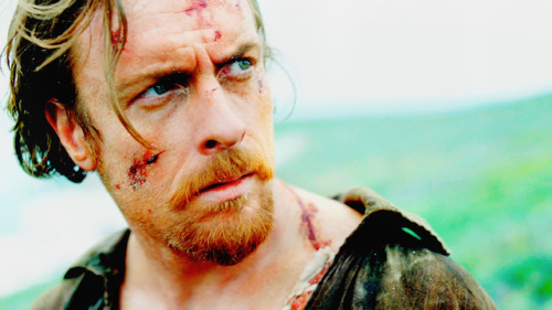 dailyjamesflint:    10 James Flint screencaps per episode | 1.08