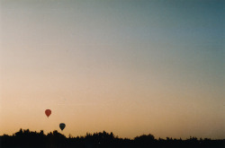 grett:  luftballonger by Oda Carlsson on Flickr. 