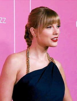 corneliastreetlive:Taylor Swift arriving at 2019′s Billboard Women in Music