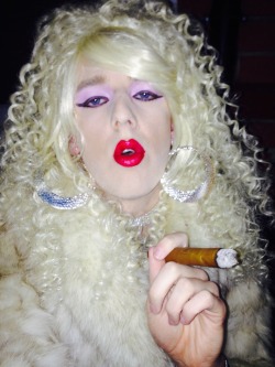 danielleil:  slutkayleigh:Who wants to share a smoke with me?  Id love to, Darling!  nothing is better thqn being femme