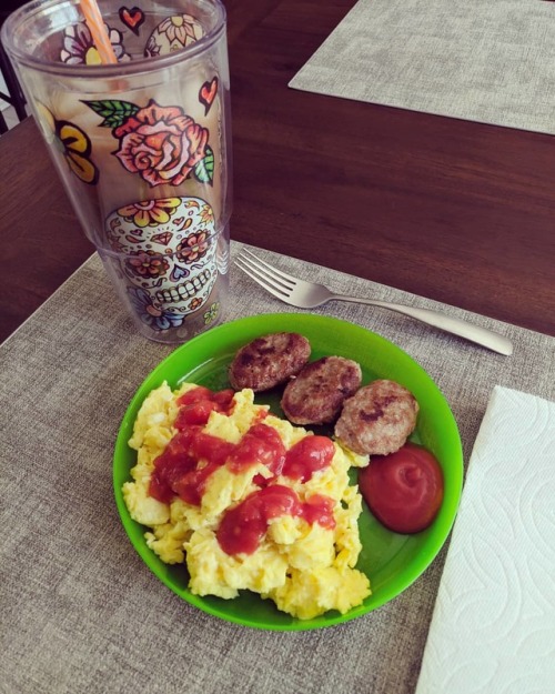 Saturday fuel!Scrambled eggs with salsa, turkey sausage patties with no sugar added ketchup, giant