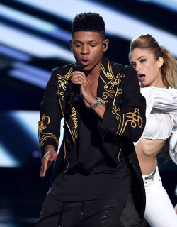 celebritiesofcolor:  Bryshere Gray performs at the 2015 Teen Choice Awards