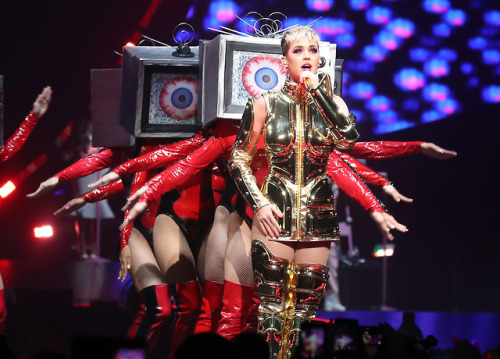 Katy Perry (or a simulation) brainwashing audiences with the use of her Hypno-drones…