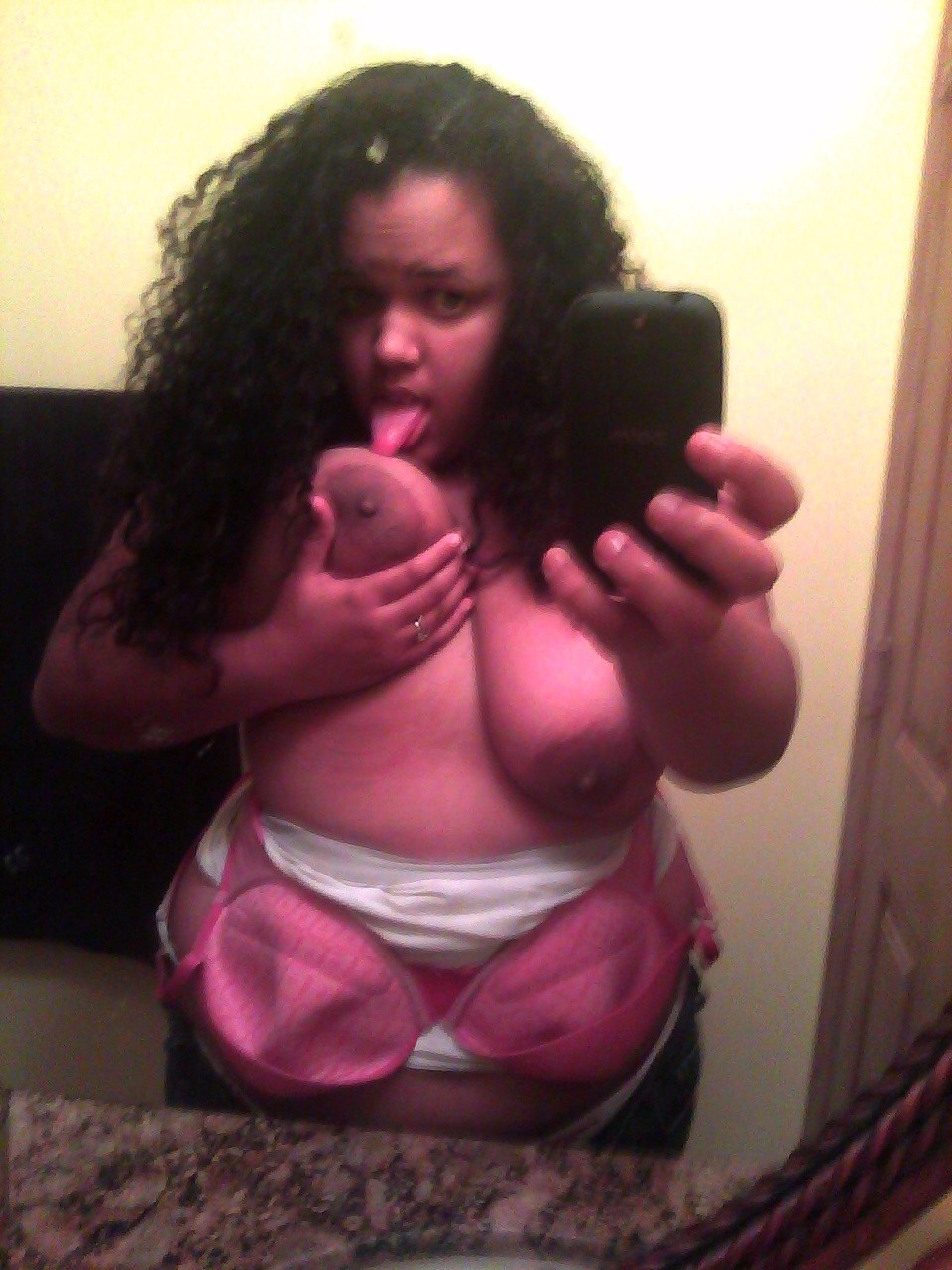 bustylovertits:  Pic submitted by KitKat… Thanks!!!  Submit your b⊙⊙bs’ pics: