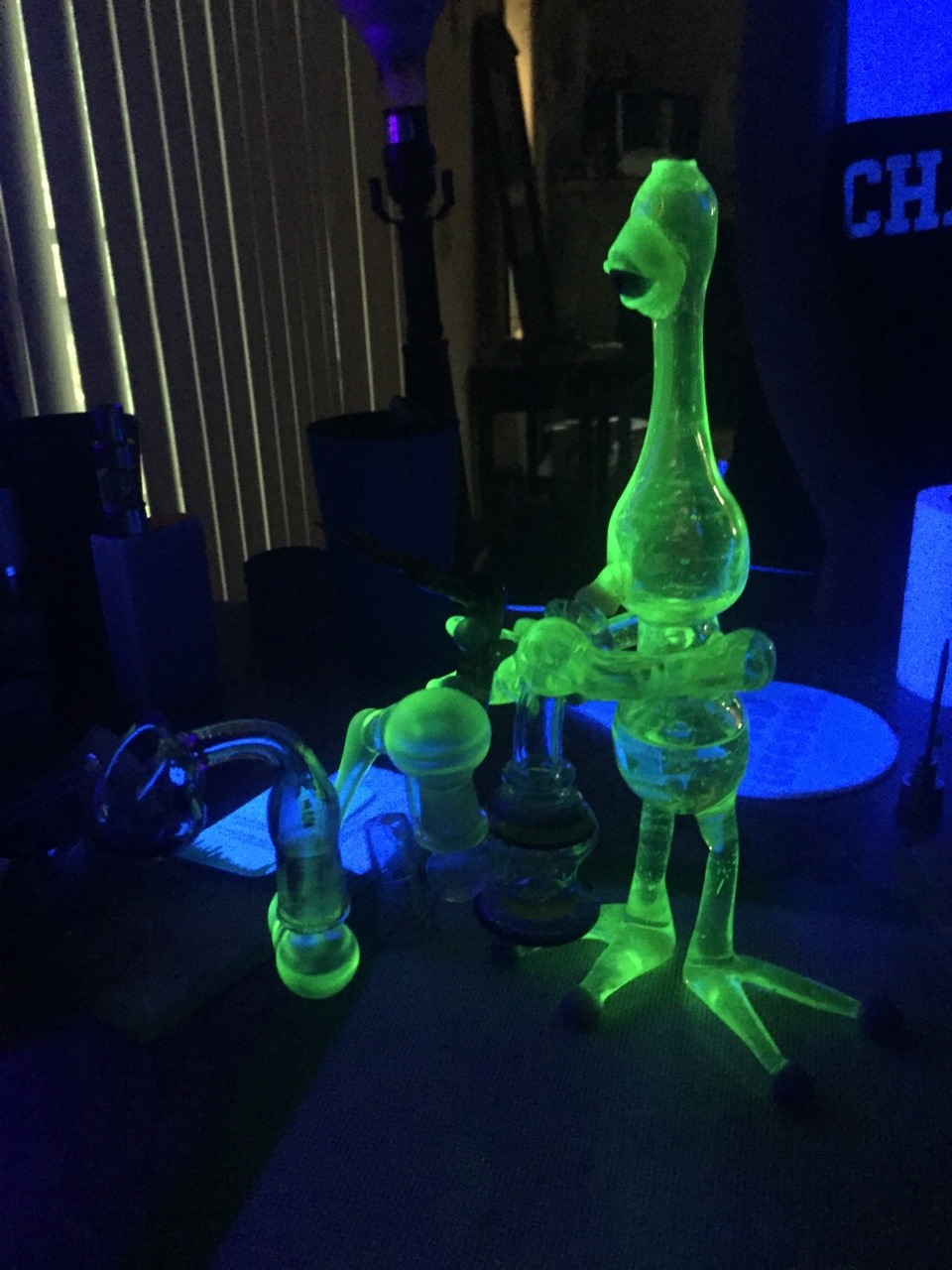 Rig inception. Bong of an alien holding a bong. UV reactive. Follow @jahniglass on