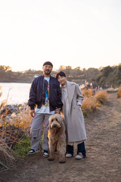 humans-of-seoul:“서울에서 계속 반복적이고 맹목적으로 일만 하면서 살고 있다는 생각이 들었어요. 일에 소모하는 시간과 힐링하는 시간의 균형을 잡으면서 뭔가 우리만의 기