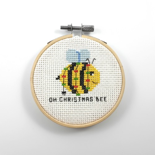 The finished version of this cute xmas pun, Oh Christmas beeYou can find the pattern here