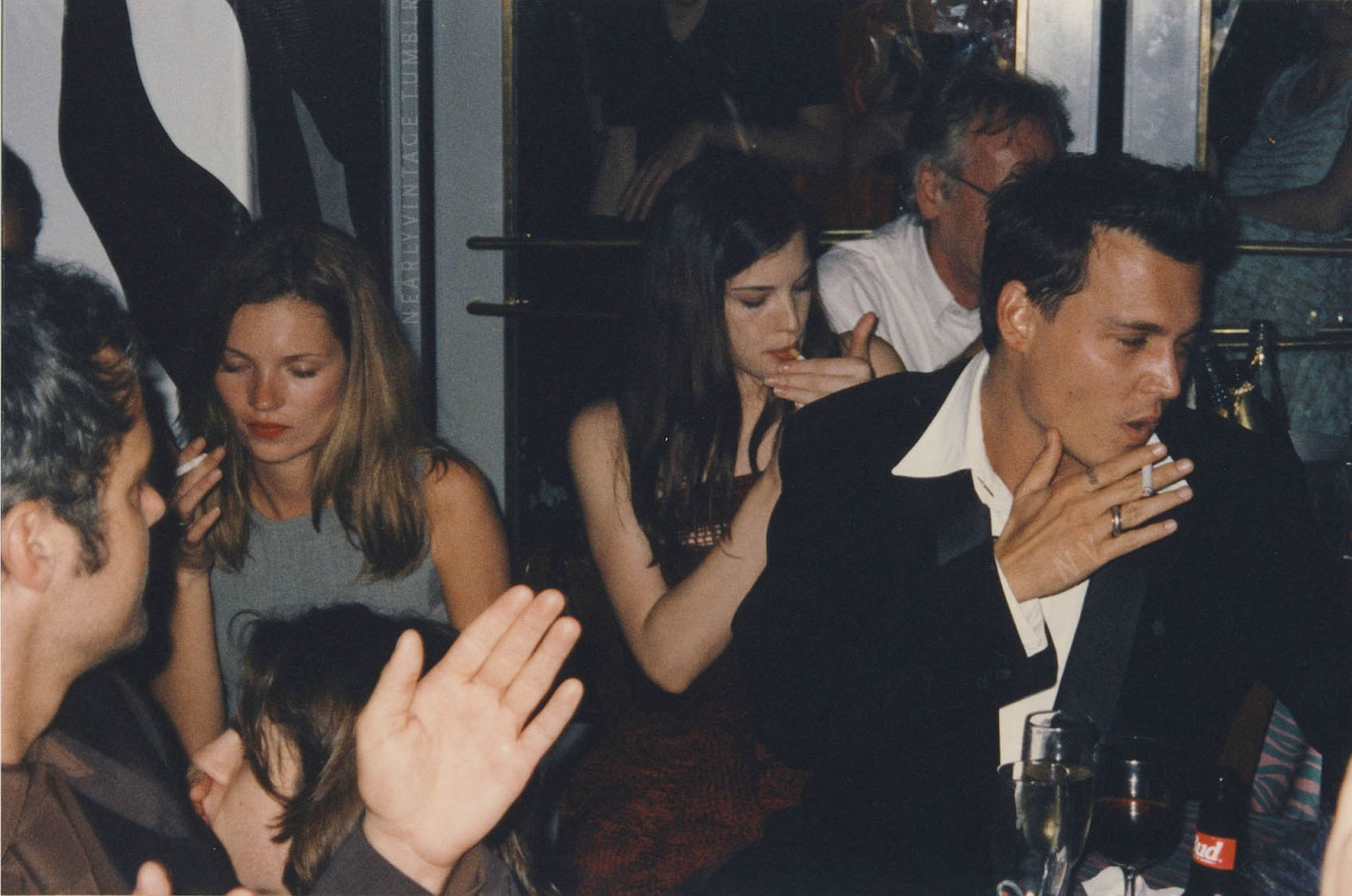 erinfxith:  pepahh:   LIV TYLER, KATE MOSS and  JOHNNY DEPP    Squad goals forever