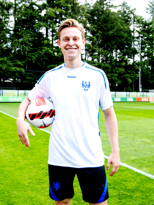 Frenkie de Jong wearing the shirt of ASV Arkel his first amateurclub to mark National Football Day i