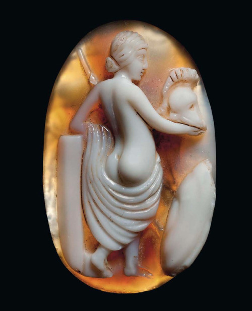 A ROMAN AGATE CAMEO DEPICTING VENUS VICTRIX CIRCA 1ST CENTURY A.D. 1½ in. (4.1 cm) high The oval sto