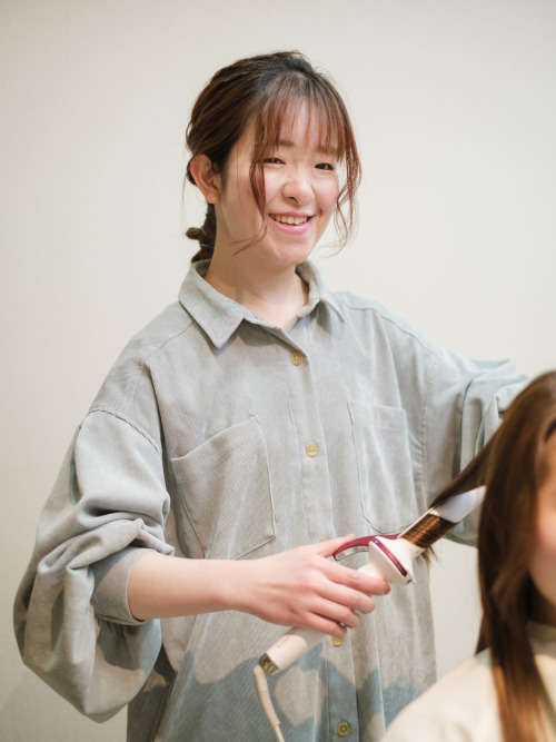 KAMEOKA ART BONCHI _ No.03 カメオカアートボンチとして展示している「手」の写真を順にご紹介。 3番目は hair repsym.のセラピスト尾池さん。 撮影ではヘアアイロンの