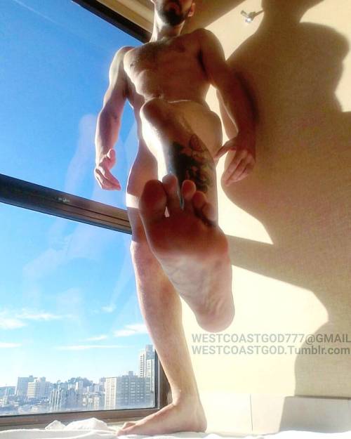 Porn photo westcoastgod:  #giant #giantjock #macro #guysfeet