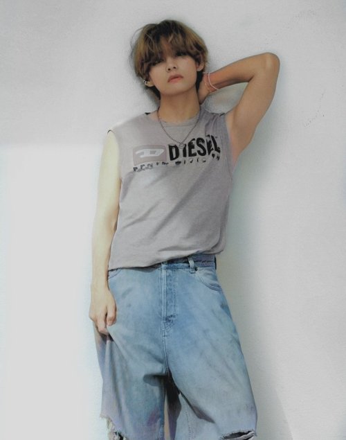 HE IS ABSOLUTELY GORGEOUS AAAHHHHHGDRHJDSFHJJFSE