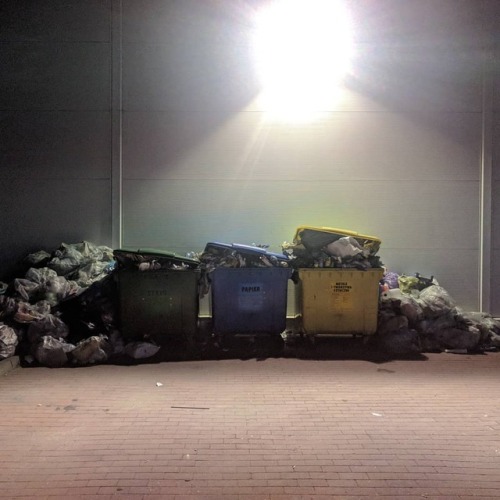 Podium ludzkiej głupoty, Knurów wieczorową porą. #garbage #city #trash #śmieci #miasto #Urban #nigh