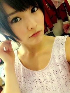 team4-ever:   ［from：山本彩］しゃす（^人^） 撮影なうポーズが大変やって足腰にキますわあ～高性能なイヤフォン欲しい～（関係無いでも高いんよな～買うべきかな～？