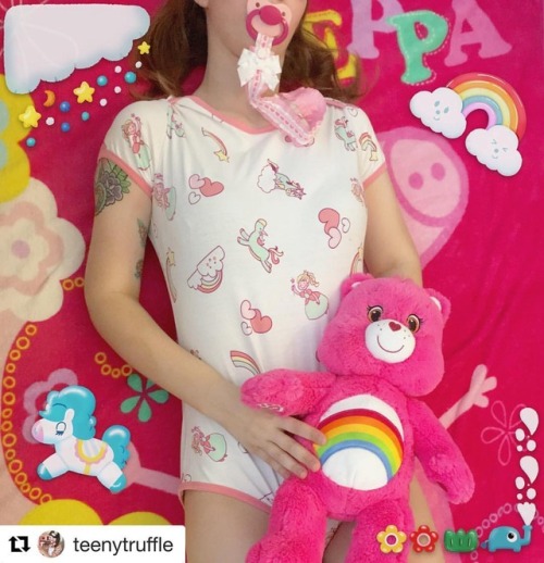 Happy FriYAY everybody! #Repost @teenytruffle ・・・ Eeeee, this paci clip from @ababygirlboutique is o