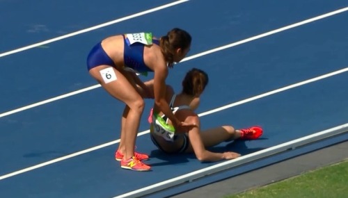 eat-play-read-run: Awesome moment from the Olympics this morning.  Nikki Hamblin of New Zealand goes
