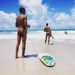 nudistshavefuntoo:  skolboi99:Waiting for the waves surf