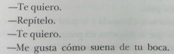 sentimientos-en-el-aire:    “Te quiero”. Se enamoró como se enamoran siempre las mujeres inteligentes: como una idiota.  