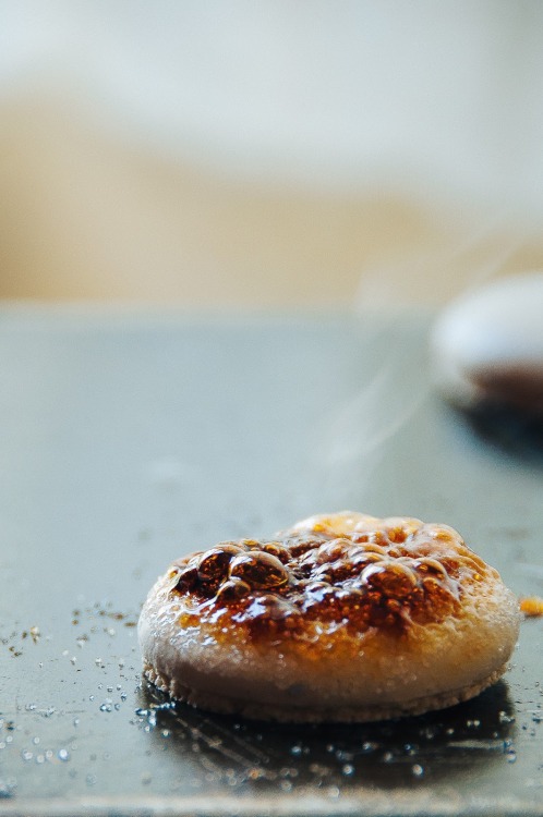 sweetoothgirl:    VANILLA CRÈME BRÛLÉE MACARONS  