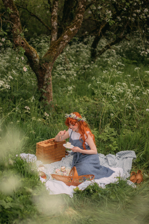 Cottagecore Picnic with Magic Linen & Edible Flowers https://ift.tt/3i2aApT