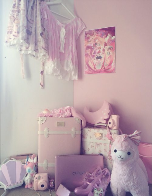mariirin:  My pink collection is growing, too bad I couldn’t add all my accessories and everything else. #kawaiilyfe  Omg I want 😭💟