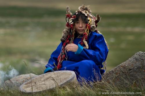 zjawiska: Galba, the last Tuvan Shaman in Mongolia performs her ritual to the spirits at her Sacred 