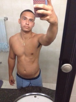 expossingpapis69:  www.expossingpapis69.tumblr.com  Young Rican cuming all over his sexy abs