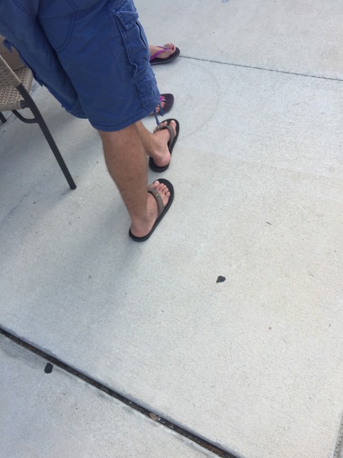 topsofmalefeet:  beardedblackawesome:  Some random candida caught in the field. topsofmalefeet  Reblog and enjoy  Very good candid pictures thanks