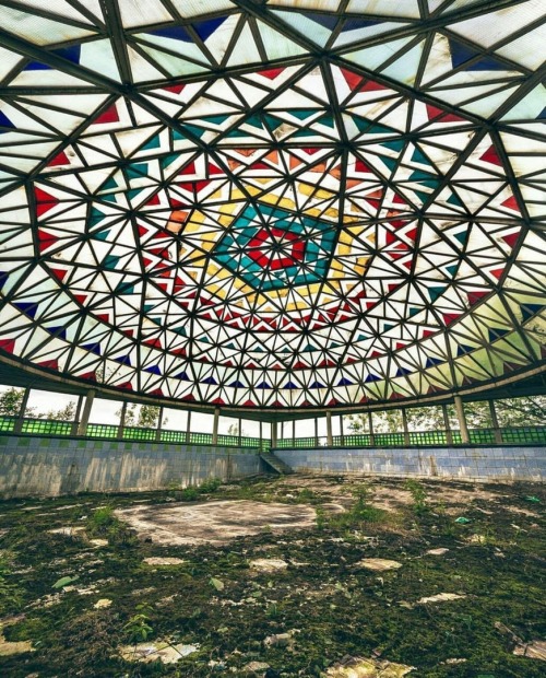 carnalreincarnated:my-russia: Abandoned pool in Fyodorovka, Tula oblast This had to be spectacular w