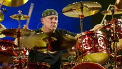 thela-hun-ginjeet:  (via Peart named most influential prog drummer | Classic Rock) 