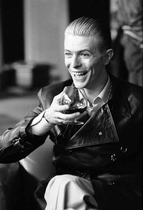 coolsodacandy5:  Icon of pop rock: David Bowie. Rip :’( I love his look in this pic, he looks like a vampire
