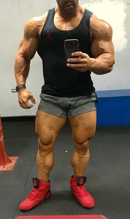 timovdrow: musclegodselfies: Eric Javier Hernandez Stacked fireplug. That torso is what i aspire to.