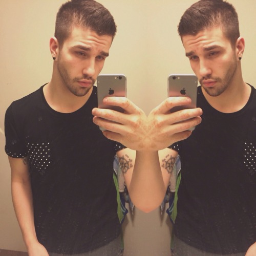 accidentalpornblog:  projectshowdown:  iamalexxkyler:  🌜🌛  Husband goals… 😍  Want 