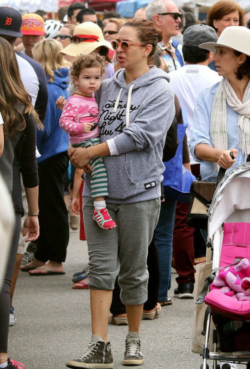 Maya Rudolph and her daughter Minnie Ida visit a Farmer&rsquo;s Market in Los Angeles on March 2