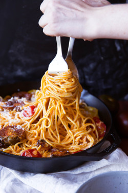 prettypasta:Spaghetti with White Wine &amp; Roasted Tomato Cream Saucelooks amazing
